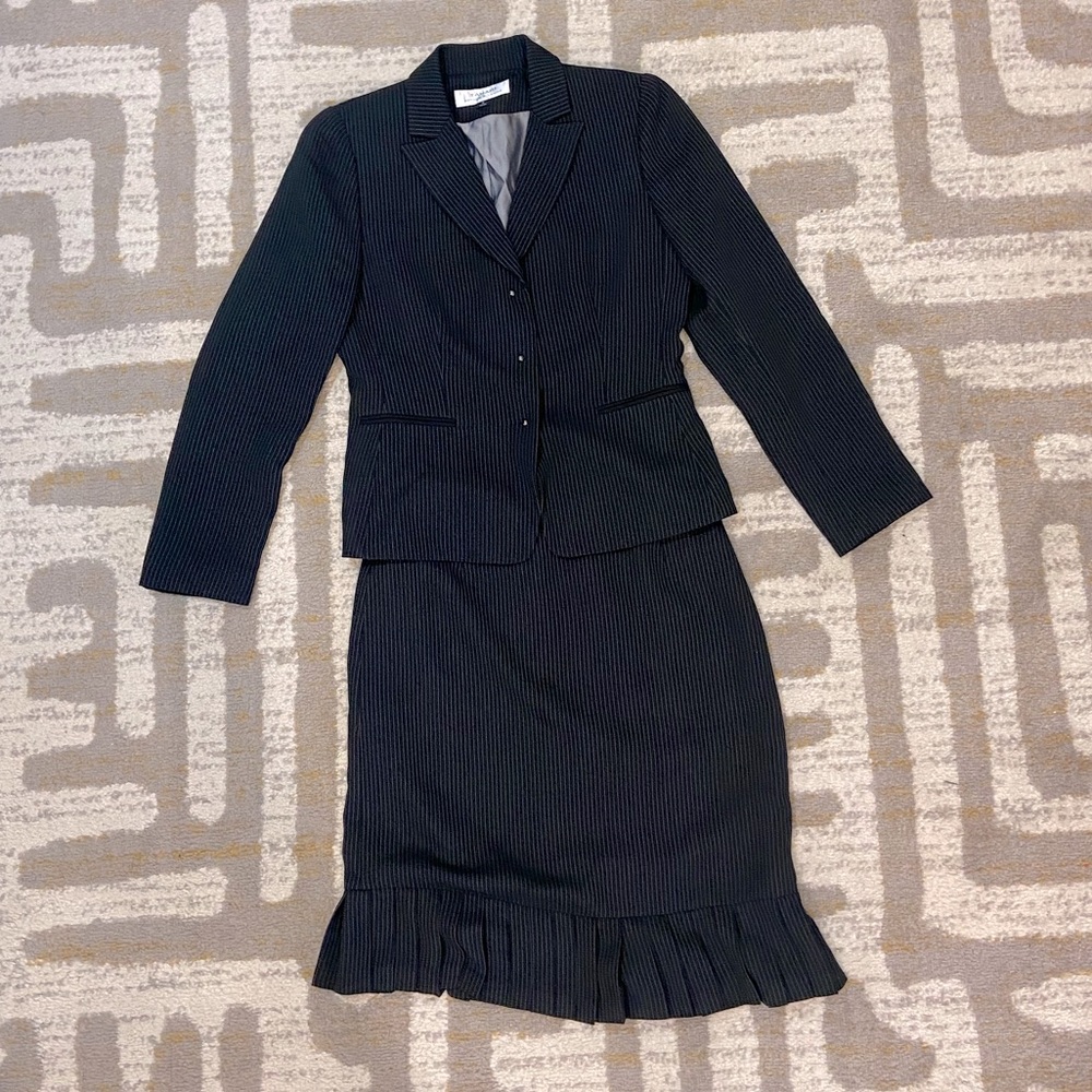 Tahari Arthur S Levine black pin stripe skirt suit